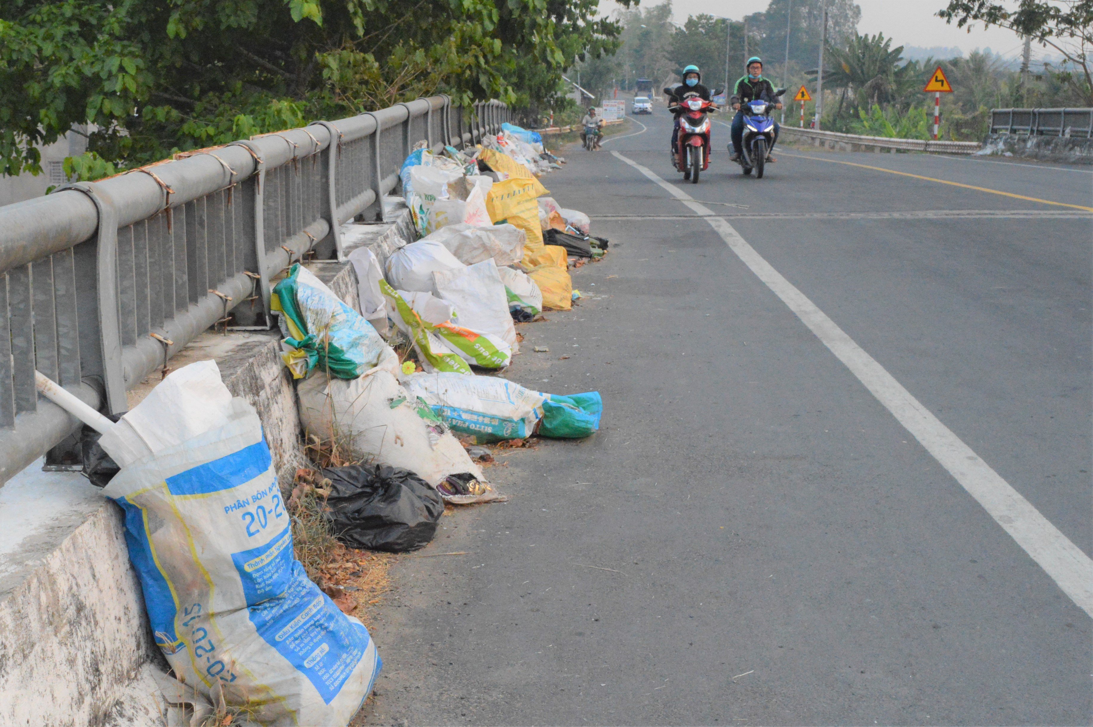 Tập kết rác trên cầu ở huyện nông thôn mới